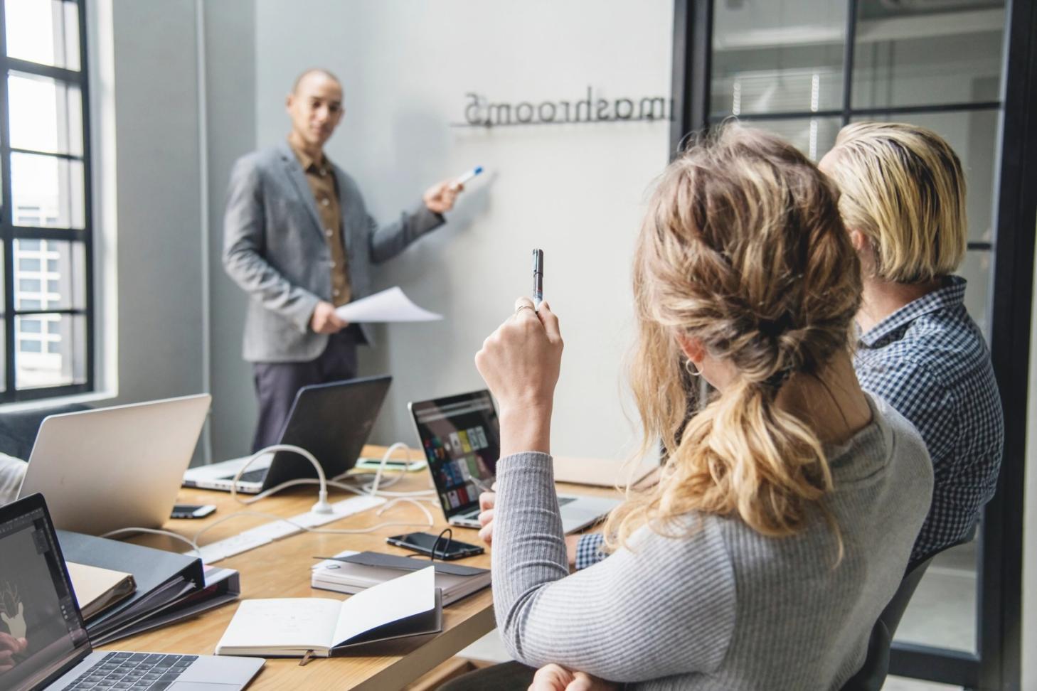 Espace de travail organisé avec documents financiers et outils numériques