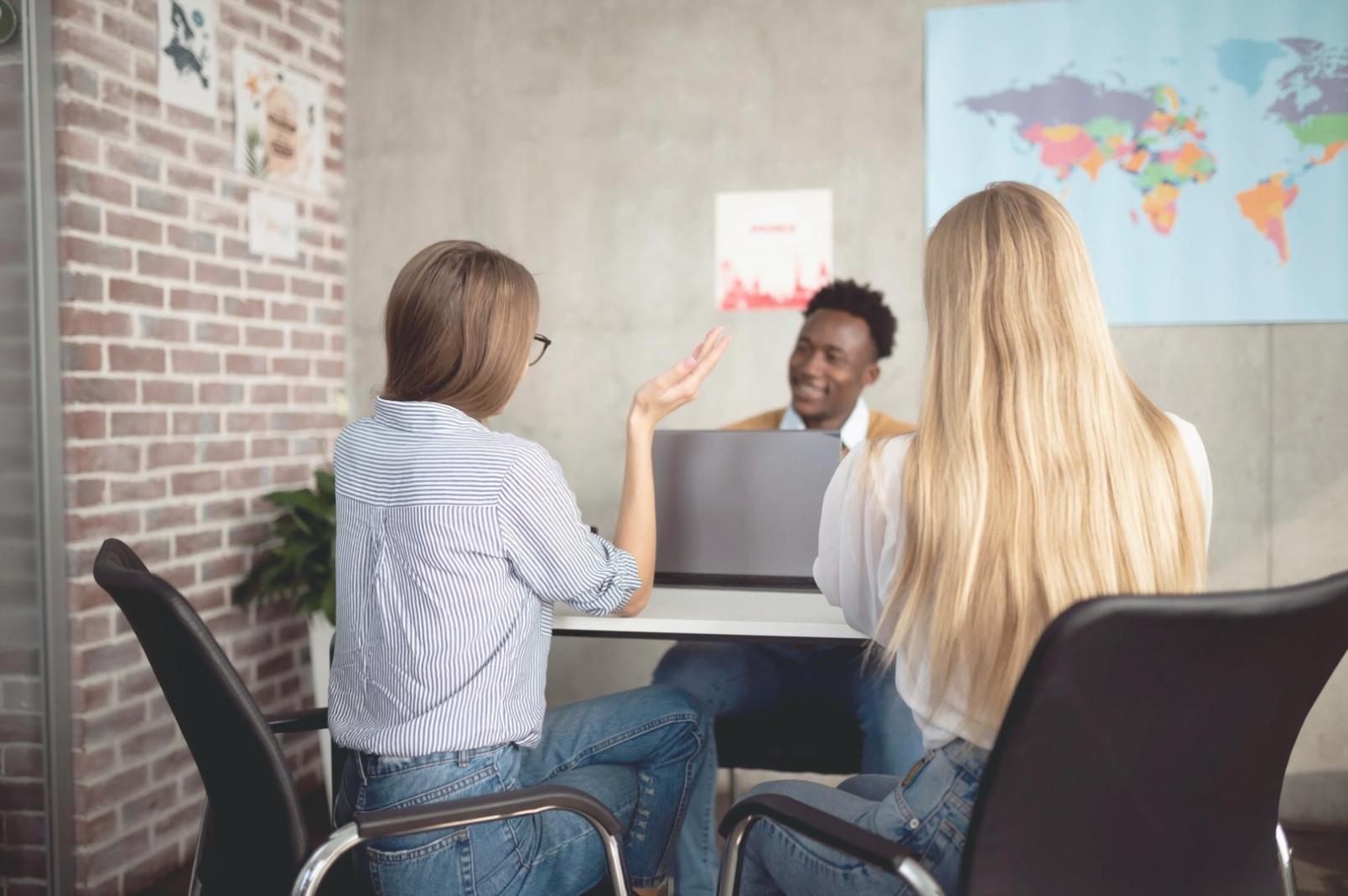 Espace de travail organisé avec documents financiers